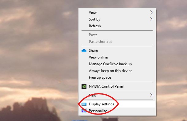 Display settings highlighted on the right click menu.