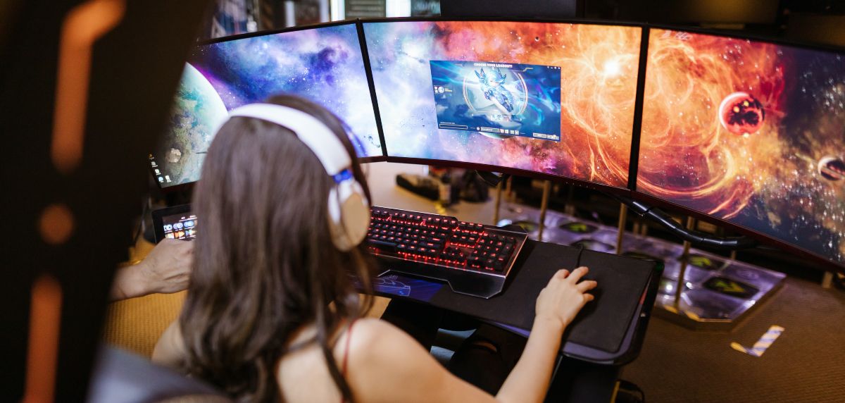 You are currently viewing 9 Best Desks For 3 Monitors
